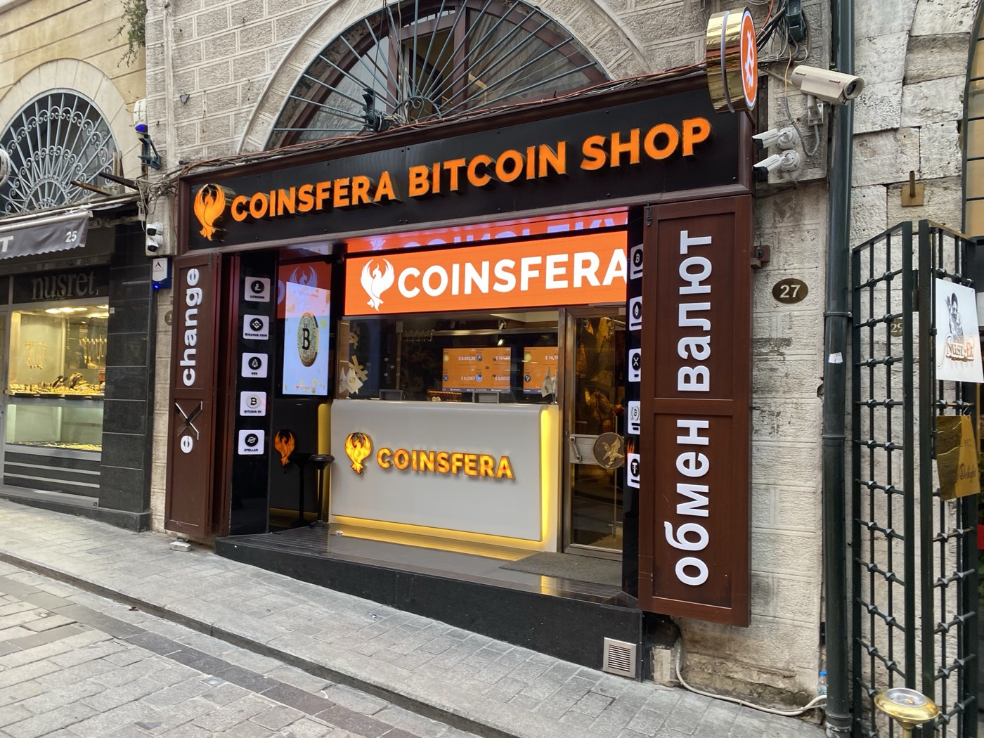 Современная оранжевая витрина Coinsfera Bitcoin Shop в Стамбуле